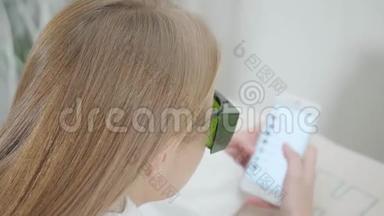 戴护目镜的女孩的肖像，用电话。 激光<strong>脱毛</strong>和美容。 女士腿上的<strong>脱毛</strong>。 化妆品